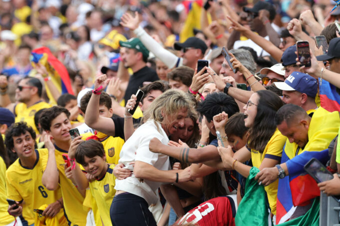 Ecuador clasifica y Beccacece exige respeto El técnico Sebastián Beccacece abraza a los aficionados de Ecuador en las gradas tras un partido del Mundial 2026.