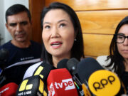 Elecciones en Perú: Keiko Fujimori lidera por mínimo margen Keiko Fujimori ofrece declaraciones rodeada de micrófonos de medios de comunicación durante las elecciones en Perú.