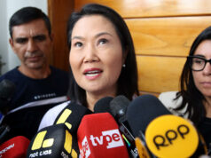 Elecciones en Perú: Keiko Fujimori lidera por mínimo margen Keiko Fujimori ofrece declaraciones rodeada de micrófonos de medios de comunicación durante las elecciones en Perú.