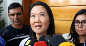 Elecciones en Perú: Keiko Fujimori lidera por mínimo margen Keiko Fujimori ofrece declaraciones rodeada de micrófonos de medios de comunicación durante las elecciones en Perú.