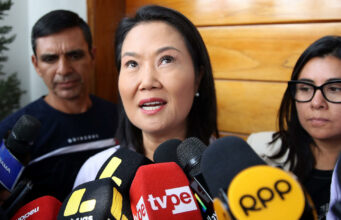 Elecciones en Perú: Keiko Fujimori lidera por mínimo margen Keiko Fujimori ofrece declaraciones rodeada de micrófonos de medios de comunicación durante las elecciones en Perú.