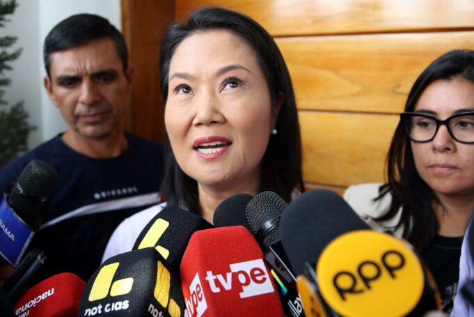 Elecciones en Perú: Keiko Fujimori lidera por mínimo margen Keiko Fujimori ofrece declaraciones rodeada de micrófonos de medios de comunicación durante las elecciones en Perú.