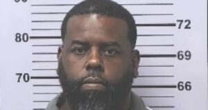 Oficial de Prichard arrestado por corrupción y sobornos Fotografía policial del oficial Emanuel Naman Dotch II, arrestado por corrupción en el estado de Alabama.