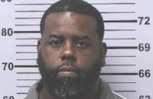 Oficial de Prichard arrestado por corrupción y sobornos Fotografía policial del oficial Emanuel Naman Dotch II, arrestado por corrupción en el estado de Alabama.
