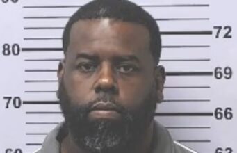 Oficial de Prichard arrestado por corrupción y sobornos Fotografía policial del oficial Emanuel Naman Dotch II, arrestado por corrupción en el estado de Alabama.