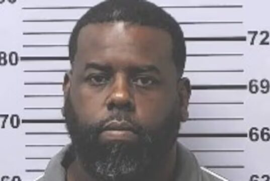 Oficial de Prichard arrestado por corrupción y sobornos Fotografía policial del oficial Emanuel Naman Dotch II, arrestado por corrupción en el estado de Alabama.