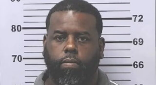 Oficial de Prichard arrestado por corrupción y sobornos Fotografía policial del oficial Emanuel Naman Dotch II, arrestado por corrupción en el estado de Alabama.