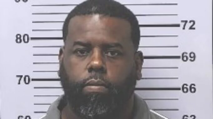 Oficial de Prichard arrestado por corrupción y sobornos Fotografía policial del oficial Emanuel Naman Dotch II, arrestado por corrupción en el estado de Alabama.