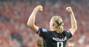 Mundial 2026: Noruega clasifica con un Haaland imparable El futbolista Erling Haaland celebra de espaldas con los puños en alto luciendo el apellido Brauthaaland en el Mundial 2026.