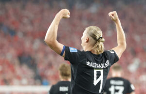 Mundial 2026: Noruega clasifica con un Haaland imparable El futbolista Erling Haaland celebra de espaldas con los puños en alto luciendo el apellido Brauthaaland en el Mundial 2026.