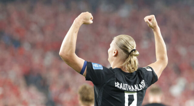 Mundial 2026: Noruega clasifica con un Haaland imparable El futbolista Erling Haaland celebra de espaldas con los puños en alto luciendo el apellido Brauthaaland en el Mundial 2026.
