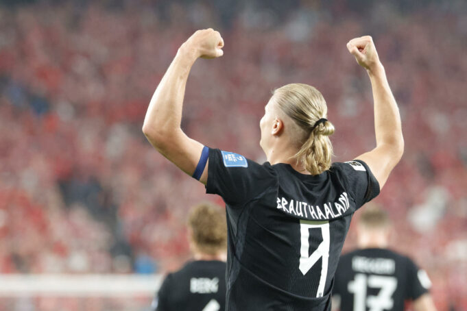 Mundial 2026: Noruega clasifica con un Haaland imparable El futbolista Erling Haaland celebra de espaldas con los puños en alto luciendo el apellido Brauthaaland en el Mundial 2026.