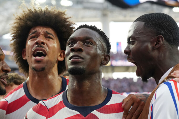 Mundial 2026: Estados Unidos golea a Paraguay en debut histórico Jugadores de Estados Unidos celebran eufóricos un gol en el partido del Mundial contra Paraguay.