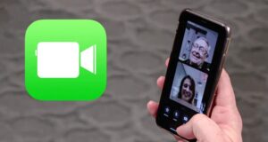 Estafas por FaceTime en Alabama roban datos biométricos Celular mostrando una videollamada de FaceTime entre un adulto mayor y una mujer, junto al logo verde de la aplicación.