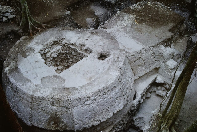 Estructura maya en El Tigre revela rituales prehispánicos Vista aérea de la estructura circular maya de piedra Okox descubierta en la zona arqueológica de El Tigre.