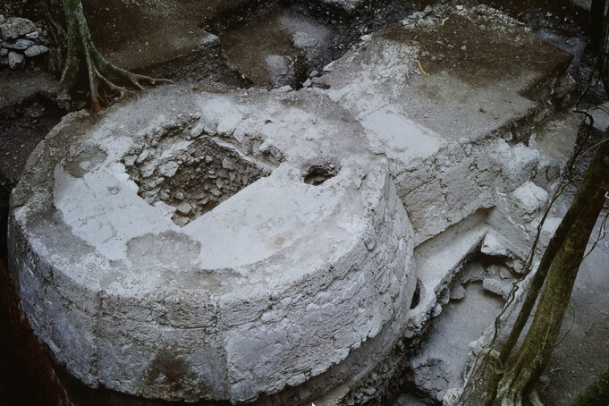 Estructura maya en El Tigre revela rituales prehispánicos Vista aérea de la estructura circular maya de piedra Okox descubierta en la zona arqueológica de El Tigre.