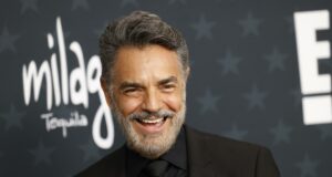 Shrek 5 estrena tráiler con Eugenio Derbez pero sin Alfonso Obregón El actor mexicano Eugenio Derbez sonríe en una alfombra roja tras confirmarse su regreso para Shrek 5.