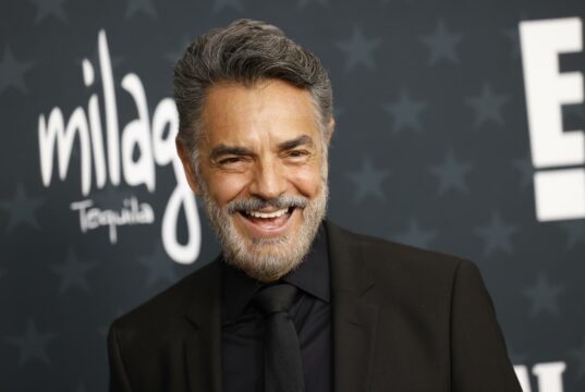 Shrek 5 estrena tráiler con Eugenio Derbez pero sin Alfonso Obregón El actor mexicano Eugenio Derbez sonríe en una alfombra roja tras confirmarse su regreso para Shrek 5.