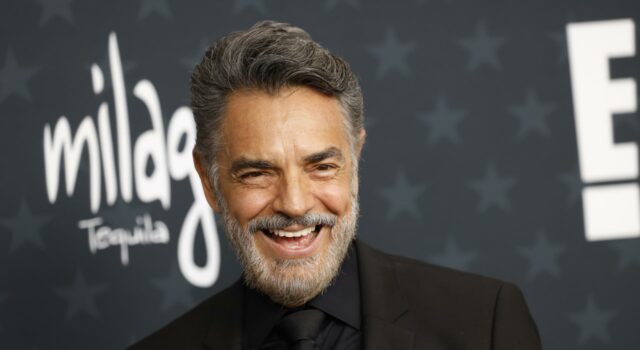 Shrek 5 estrena tráiler con Eugenio Derbez pero sin Alfonso Obregón El actor mexicano Eugenio Derbez sonríe en una alfombra roja tras confirmarse su regreso para Shrek 5.