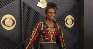 Milli Vanilli: Fab Morvan cancela show con Donald Trump El cantante Fab Morvan posa sonriente en una alfombra roja con un traje negro y rojo bordado.