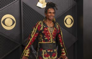 Milli Vanilli: Fab Morvan cancela show con Donald Trump El cantante Fab Morvan posa sonriente en una alfombra roja con un traje negro y rojo bordado.