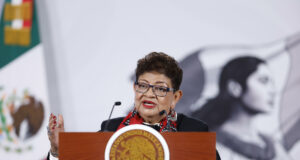 FGR entrega a Estados Unidos a prófugo Abel ‘N’ Funcionaria mexicana habla en podio con el escudo nacional durante un anuncio oficial de extradición por la FGR.