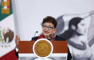 FGR entrega a Estados Unidos a prófugo Abel ‘N’ Funcionaria mexicana habla en podio con el escudo nacional durante un anuncio oficial de extradición por la FGR.