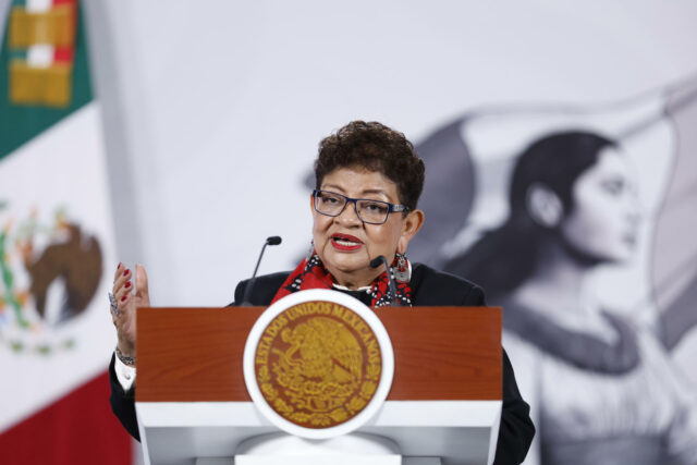 Funcionaria mexicana habla en podio con el escudo nacional durante un anuncio oficial de extradición por la FGR.