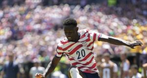 Inmigración por nacimiento impulsa la historia de Balogun Folarin Balogun con Estados Unidos durante un partido del Mundial, caso destacado de inmigración por nacimiento.