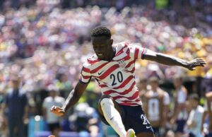 Inmigración por nacimiento impulsa la historia de Balogun Folarin Balogun con Estados Unidos durante un partido del Mundial, caso destacado de inmigración por nacimiento.