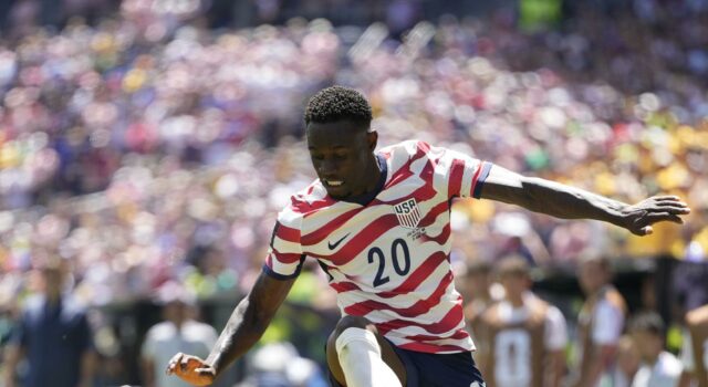 Inmigración por nacimiento impulsa la historia de Balogun Folarin Balogun con Estados Unidos durante un partido del Mundial, caso destacado de inmigración por nacimiento.