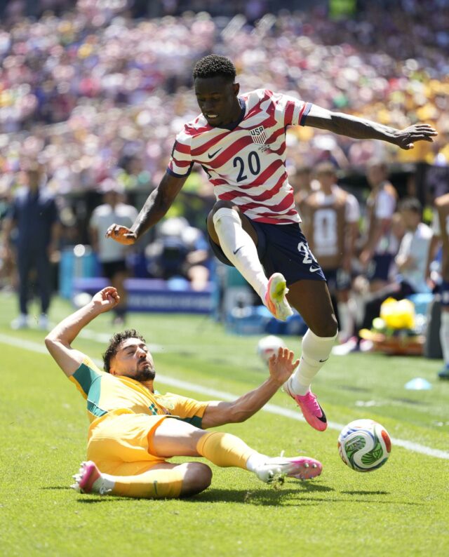Folarin Balogun con Estados Unidos durante un partido del Mundial, caso destacado de inmigración por nacimiento.