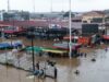 Inundaciones en Ghana dejan doce muertos y graves destrozos Calles inundadas en la terminal 2M Express de Acra, Ghana, con personas caminando con el agua a la cintura.