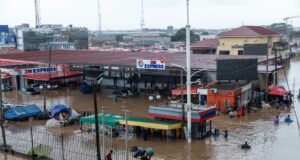 Inundaciones en Ghana dejan doce muertos y graves destrozos Calles inundadas en la terminal 2M Express de Acra, Ghana, con personas caminando con el agua a la cintura.