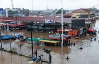 Inundaciones en Ghana dejan doce muertos y graves destrozos Calles inundadas en la terminal 2M Express de Acra, Ghana, con personas caminando con el agua a la cintura.