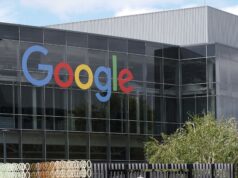 Inteligencia artificial impulsa a Alphabet a vender acciones por $80.000 millones Fachada acristalada de un edificio de Google que refleja el cielo en su sede corporativa de Alphabet.