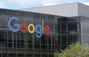 Inteligencia artificial impulsa a Alphabet a vender acciones por $80.000 millones Fachada acristalada de un edificio de Google que refleja el cielo en su sede corporativa de Alphabet.