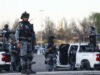 Guardia Nacional abate a seis sicarios en Michoacán Elemento de la Guardia Nacional en México montando guardia junto a patrullas oficiales durante un operativo contra carteles.