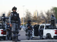 Guardia Nacional abate a seis sicarios en Michoacán Elemento de la Guardia Nacional en México montando guardia junto a patrullas oficiales durante un operativo contra carteles.