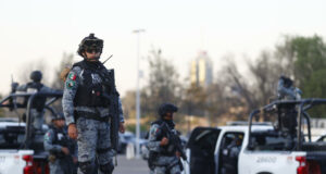 Guardia Nacional abate a seis sicarios en Michoacán Elemento de la Guardia Nacional en México montando guardia junto a patrullas oficiales durante un operativo contra carteles.