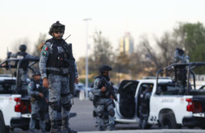 Guardia Nacional abate a seis sicarios en Michoacán Elemento de la Guardia Nacional en México montando guardia junto a patrullas oficiales durante un operativo contra carteles.