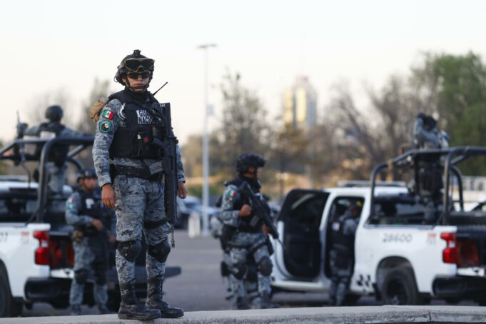 Guardia Nacional abate a seis sicarios en Michoacán Elemento de la Guardia Nacional en México montando guardia junto a patrullas oficiales durante un operativo contra carteles.