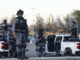 Guardia Nacional abate a seis sicarios en Michoacán Elemento de la Guardia Nacional en México montando guardia junto a patrullas oficiales durante un operativo contra carteles.