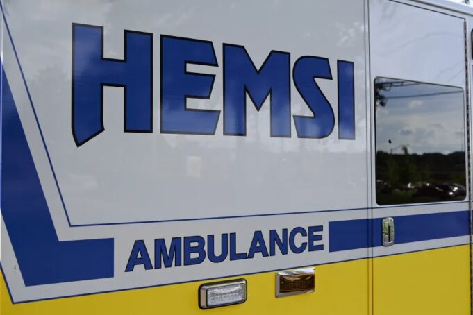 Choque en la I-565 de Huntsville deja una mujer herida Ambulancia de HEMSI en Huntsville que transportó a la mujer herida en el accidente de la I-565.