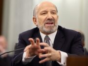Gobierno de Donald Trump autoriza uso de IA Mythos 5 El secretario de Comercio Howard Lutnick gesticula con las manos durante una conferencia sobre seguridad e IA.