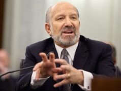 Gobierno de Donald Trump autoriza uso de IA Mythos 5 El secretario de Comercio Howard Lutnick gesticula con las manos durante una conferencia sobre seguridad e IA.