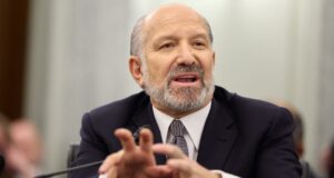 Gobierno de Donald Trump autoriza uso de IA Mythos 5 El secretario de Comercio Howard Lutnick gesticula con las manos durante una conferencia sobre seguridad e IA.