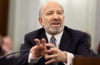 Gobierno de Donald Trump autoriza uso de IA Mythos 5 El secretario de Comercio Howard Lutnick gesticula con las manos durante una conferencia sobre seguridad e IA.