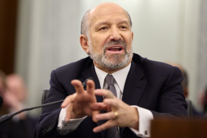 Gobierno de Donald Trump autoriza uso de IA Mythos 5 El secretario de Comercio Howard Lutnick gesticula con las manos durante una conferencia sobre seguridad e IA.