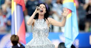 Mundial de la FIFA arranca con show de Katy Perry y Anitta Katy Perry cantando con vestido plateado de flecos en la inauguración del Mundial en Estados Unidos.